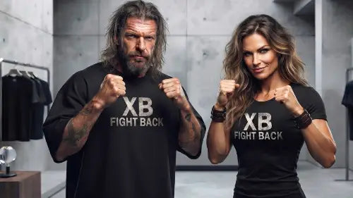 Ein Mann und eine Frau mit erhobenen Fäusten tragen jeweils ein Premium Rock T-Shirt mit XB-FIGHT BACK Design aus 100% Bio-Baumwolle sowie 100% gekämmter Baumwolle.