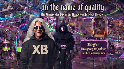  Rockiger Mann mit Premium Heavyweight Rock Hoodie aus Bio-Baumwolle in 350g/m² Grammatur & XB Design. Im Hintergrund ein Mönch und die Überschrift: In the name of quality.