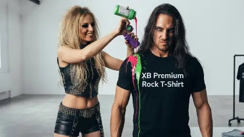 Rockige Frau schüttet Öko-Tex zertifizierte Farben über das Premium Rock T-Shirt eines Mannes.