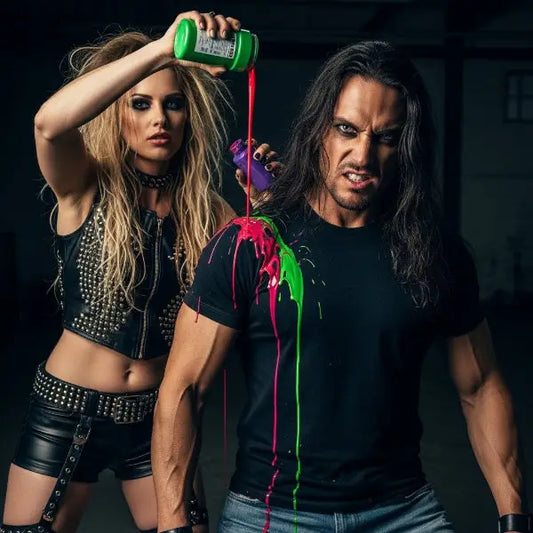 Frau übergießt Mann mit Öko-Tex zertifizierten Farben.