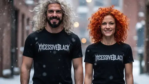 Ein Mann und eine Frau stehen im Winter auf einer Strasse & tragen jeweils ein schwarzes Premium Rock T-Shirt aus 100% gekämmter Baumwolle von XXCESSIVEBLACK.