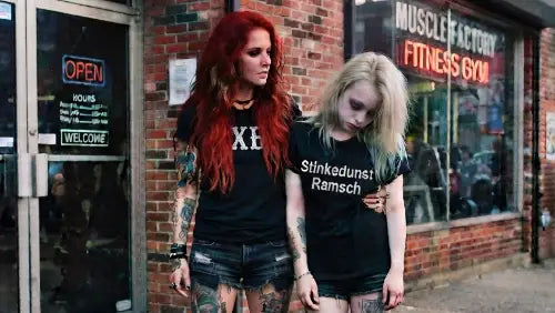 Schadstoffe in Billigkleidung: Stinkedunst Ramsch Shirt vs. nachhaltige XB Premium Rock T-Shirts für Damen.
