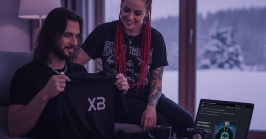 Paar schaut sich ein Premium Rock T-Shirt von xxcessiveblack an.