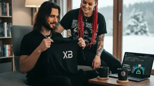 Paar schaut sich ein Premium Rock T-Shirt aus 100% gekämmter Baumwolle von XB an.