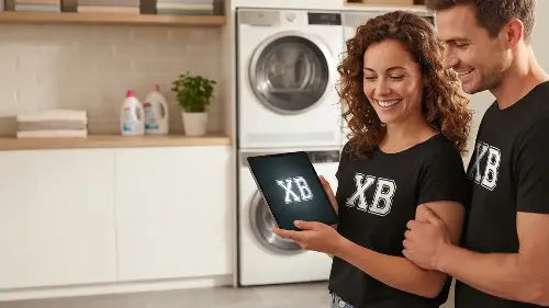 Paar im Waschraum trägt jeweils ein Premium Rock T-Shirt von XB.