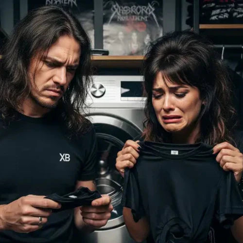 Paar vor Waschmaschine hat eingeschrumpfte T-Shirts in den Händen.