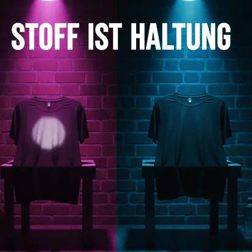 Zwei T-Shirts unter Scheinwerfern über Stühle gelegt und der Überschrift: Stoff ist Haltung.