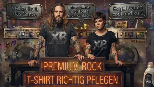 Zwei tätowierte Personen in XB Premium Rock T-Shirts präsentieren die Leuchtschrift: Premium Rock T-Shirt richtig pflegen.