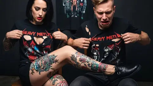 Paar mit zerfetzten Premium Rock T-Shirts.