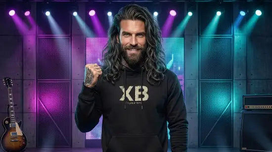 Rocker mit geballter Siegerfaust trägt einen schwarzen Heavyweight Rock Hoodie von XB aus 100% Bio-Baumwolle und einer Grammatur von 350g/m².