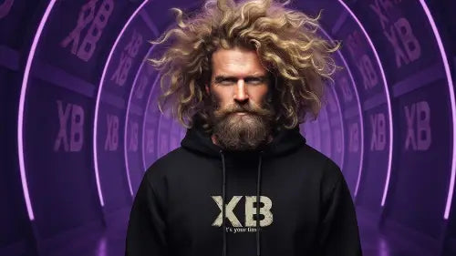 Mann mit blonden Locken trägt schwarzen Premium Heavyweight Rock Hoodie mit einer Grammatur von 350g/m² und XB-Design aus Öko-Tex zertifizierten Farben.