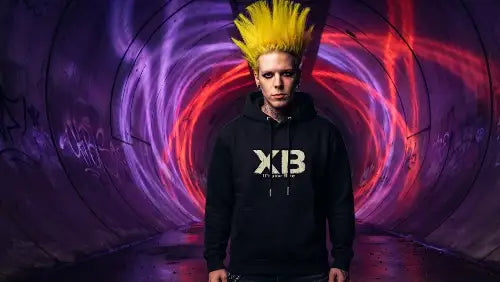 Punk-Rocker trägt schwarzen Premium Heavyweight Rock Hoodie mit XB-Design aus Öko-Tex zertifizierten Farben und einer Grammatur von 350g/m².