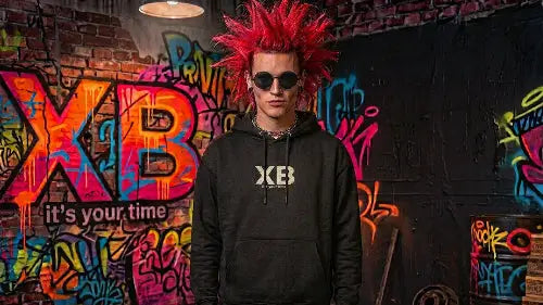 Punk-Rocker trägt schwarzen Premium Heavyweight Rock Hoodie mit einer Grammatur von 350g/m² und 85 % Bio-Baumwolle sowie 15 % recycletes Polyester.