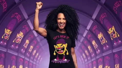 Rockige Frau streckt Sieger-Faust in die Höhe und trägt dabei ein Premium Rock T-Shirt aus 100% gekämmter Baumwolle mit komplexem Monster-Smiley-Design aus Öko-Tex zertifizierten Farben und einer Grammatur von 180g/m².