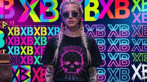 Blonde Frau mit Zöpfen und Sonnenbrille trägt hochwertiges schwarzes Premium Rock T-Shirt aus 100 % Bio-Baumwolle mit komplexem Skull Design aus Öko-Tex zertifizierten Farben.