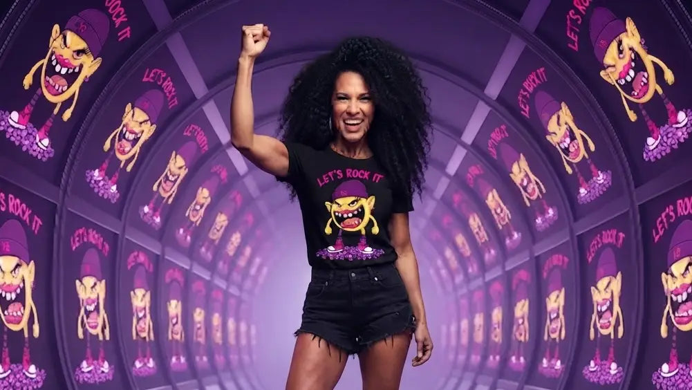 Rockige Frau in Sieger-Pose trägt Premium Rock T-Shirt aus 100% Bio-Baumwolle mit einer Grammatur von 180g/m² sowie komplexem Monster-Smiley-Design aus Öko-Tex zertifizierten Farben.
