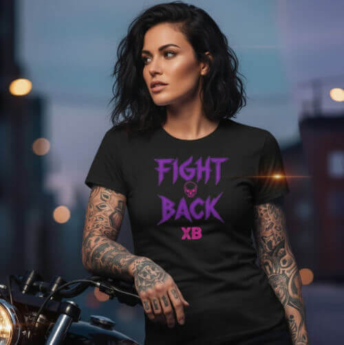 Frau mit Motorrad trägt ein Rock T-Shirt für Frauen mit Fight Back-Design.