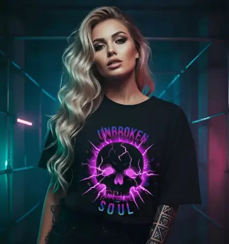 Frau trägt Premium Rock T-Shirt mit Skull Design-Unbroken Soul.