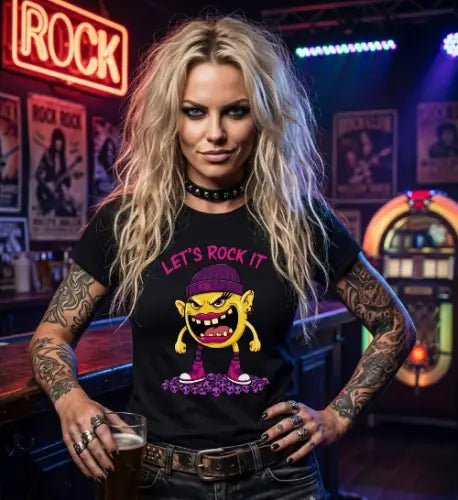 Frau in Bar trägt Premium Rock T-Shirt mit komplexem Monster-Design und dem Schriftzug-LET'S ROCK IT.