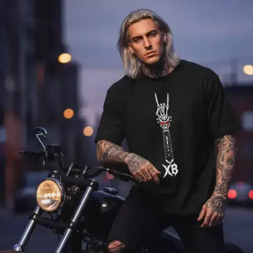 Mann mit Motorrad trägt Rock T-Shirt für Männer mit komplexem Design-Inferno Riff.