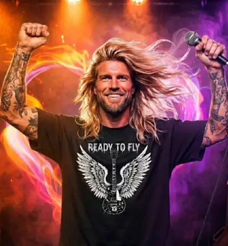 Jubelnder Rockstar trägt ein Premium Rock T.-Shirt mit komplexem Flügel-Gitarre Design.