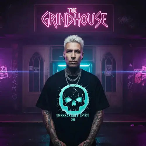 Mann vor Club trägt ein Premium Rock T-Shirt mit Cyan-schwarzem Skull-Design.