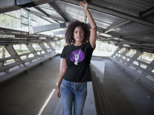 Junge Frau trägt ein auffälliges Rock T-Shirt für Frauen mit komplexem Devil's-Horn-Design.