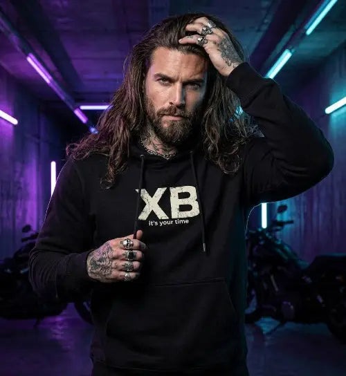 Langhaariger Mann trägt Heavyweight Premium Rock Hoodie 350g/m² von XB in Schwarz.