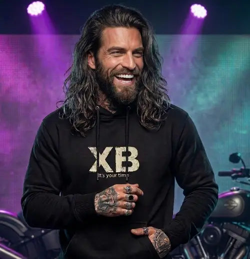 Rockiger Typ trägt Heavyweight Premium Rock Hoodie mit XB Design.