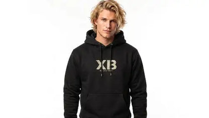 Blonder Junger Mann trägt schwarzen Premium Rock Hoodie mit XB Design.