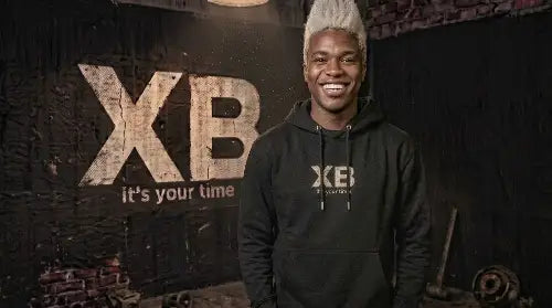 Schwarzer Punk trägt hochwertigen Premium Rock Hoodie mit XB Design aus Öko-Tex zertifizierten Farben sowie einer Grammatur von 350g/m².