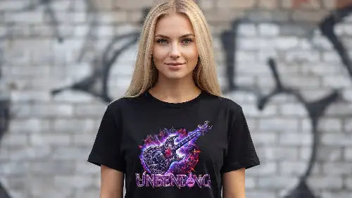 Blonde junge Frau mit langem Haar trägt schwarzes Premium Rock T-Shirt mit komplexem violett/blauem Gitarren Design und dem Schriftzug UNBENDING.