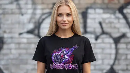 Blonde junge Frau mit langem Haar trägt schwarzes Premium Rock T-Shirt mit komplexem violett/blauem Gitarren Design und dem Schriftzug UNBENDING.