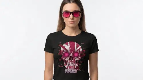 Junge Frau mit Sonnenbrille trägt schwarzes Premium Rock T-Shirt mit komplexem Skull Design und dem Schriftzug: UNBREAKABLE POWER.