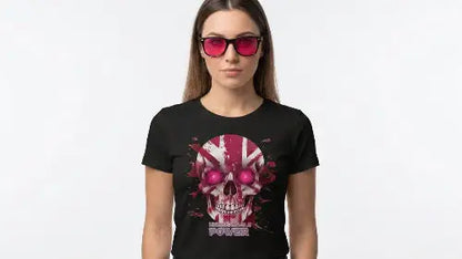 Junge Frau mit Sonnenbrille trägt schwarzes Premium Rock T-Shirt mit komplexem Skull Design und dem Schriftzug: UNBREAKABLE POWER.