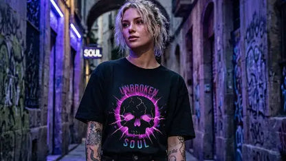 Junge Frau in einer Gasse trägt hochwertiges schwarzes Premium Rock T-Shirt aus 100 % Bio-Baumwolle mit einer Grammatur von 215g/m² sowie komplexem Skull-Design aus Öko-Tex zertifizierten Farben.