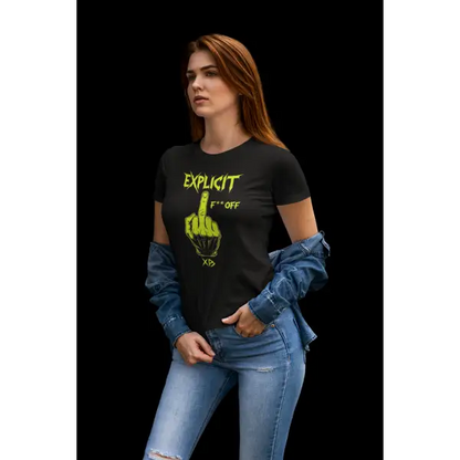 Junge Frau trägt ein Heavy Metal T-Shirt für Frauen mit hochwertigem Druck eines Stinkefingers und der Aufschrift EXPLICIT F..Off.