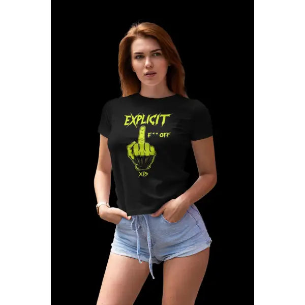 Model trägt Heavy Metal T-Shirt für Frauen mit hochwertigem Druck, EXPLICIT F..Off und einem Stinkefinger.