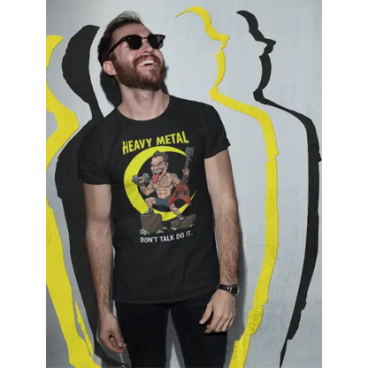 Mann trägt Heavy Metal T-Shirt für Männer mit hochwertigem Druck eines Rockers mit Hantel und Gitarre auf Geldkoffern.