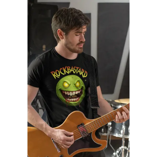 Junger Mann spielt Gitarre und trägt ein Rock T-Shirt für Männer mit hochwertigem Druck eines Bösen Smiley und der Aufschrift Rockbastard.