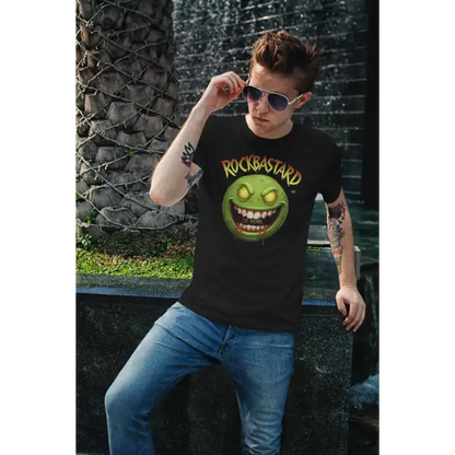 Mann mit Sonnenbrille trägt Heavy Metal T-Shirt mit hochwertigem Druck eine bösen Smileys mit Überschrift Rockbastard.