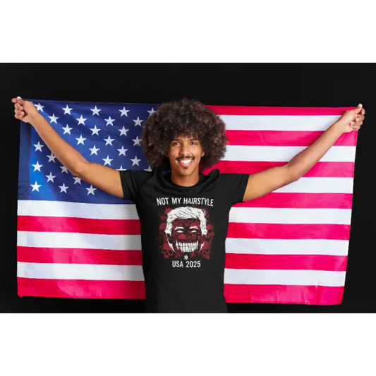 Mann mit USA Flagge trägt Rock, Heavy Metal T-Shirt für Männer. Das Anti-Trump T-Shirt trägt die Aufschrift Not My Hairstyle.