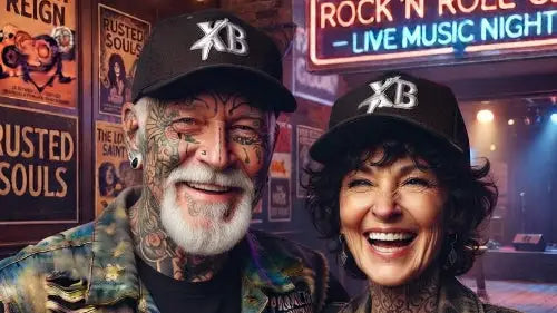 Älteres rockiges Paar vor einem LIve-Club trägt hochwertiges Premium Rock Cap aus 100 % Bio-Baumwolle mit komplexem XB Stick Design.