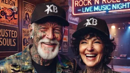 Älteres rockiges Paar vor einem LIve-Club trägt hochwertiges Premium Rock Cap aus 100 % Bio-Baumwolle mit komplexem XB Stick Design.