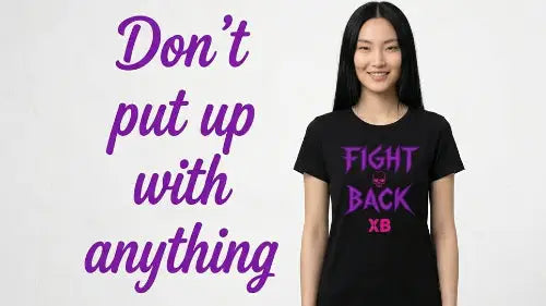 Junge Frau trägt hochwertiges schwarzes Premium Rock T-Shirt aus 100 % Bio-Baumwolle mit komplexem Fight Back Design aus Öko-Tex zertifizierten Farben sowie einer Grammatur von 180g/m².