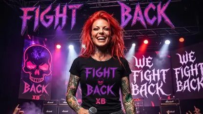Rocksängerin trägt bei Auftritt ein Premium Rock T-Shirt aus 100% Bio-Baumwolle von XB mit hochwertigem FIGHT BACK Design aus Öko-Tex zertifizierten Farben.