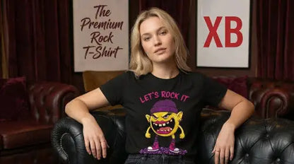 Junge Frau sitzt auf Ledersofa und trägt hochwertiges schwarzes Premium Rock T-Shirt aus 100 % Bio-Baumwolle mit komplexem Monster-Smiley Design aus Öko-Tex zertifizierten Farben sowie einer Grammatur von 180g/m².