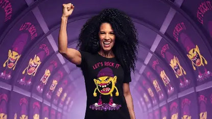 Rockige Frau macht eine Sieger-Faust und trägt dabei ein schwarzes Premium Rock T-Shirt aus 100% Bio-Baumwolle mit komplexem Smiley Design aus Öko-Tex zertifizierten Farben sowie einer Grammatur von 180g/m².