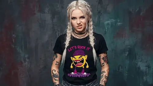 Junge Frau mit blonden Zöpfen trägt schwarzes Premium Rock T-Shirt aus 100 % Bio-Baumwolle und einer Grammatur von 180g/m² sowie komplexem Monster Smiley Design aus Öko-Tex zertifizierten Farben.