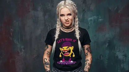 Junge Frau mit blonden Zöpfen trägt schwarzes Premium Rock T-Shirt aus 100 % Bio-Baumwolle und einer Grammatur von 180g/m² sowie komplexem Monster Smiley Design aus Öko-Tex zertifizierten Farben.